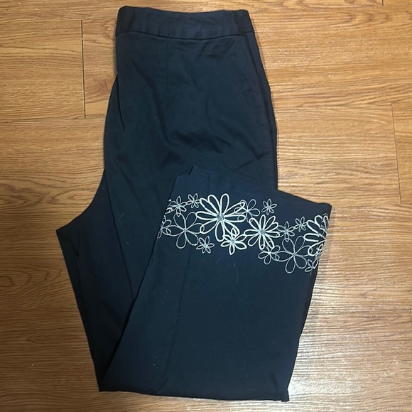 Worthington Stretch Black Embroidered Capri Pants Size 12 - Picture 1 of 7